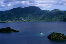 Archipel-des-Comores;-Collines;-Côte;-France;-Îlots;-Kaleidos;-Kaleidos-images;-La-parole-à-limage;-Lagon;-Laurent-Abad;-Mayotte;-Océan-Indien;-Paysage;-Stories-Pictures;-Vue-aérienne